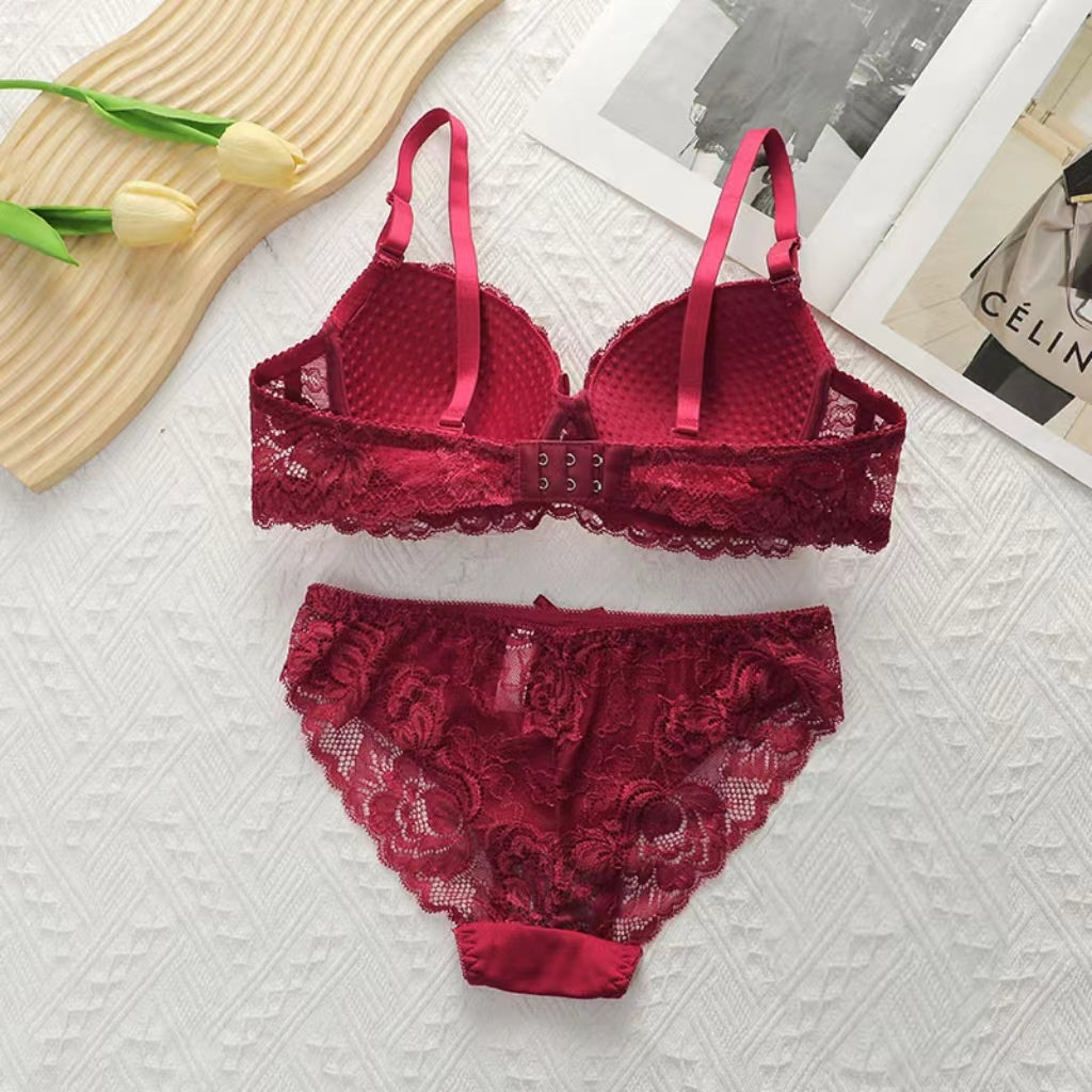 The new sexy lingerie set comfortably pulls together a lace panty bra with underwire adjustment