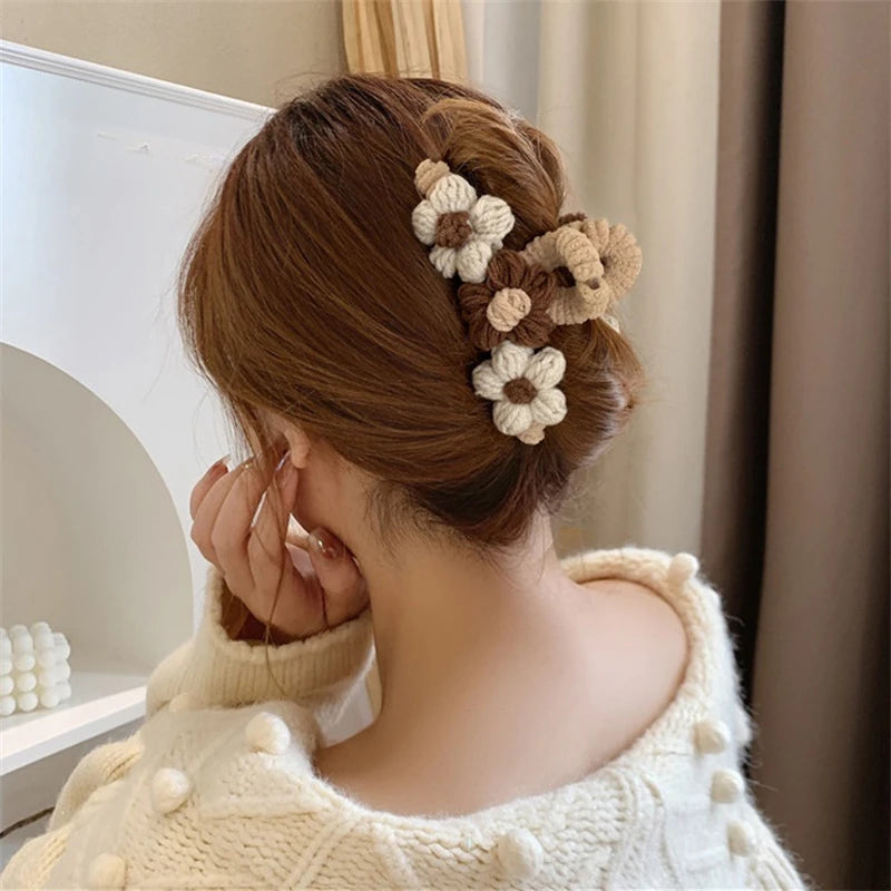 2022 New Woven Flowers Wool Grab Clip Back Head Spoon Coiled Hair Shark Clip Hair Grip 2022 Fall and Winter Hair Accessories