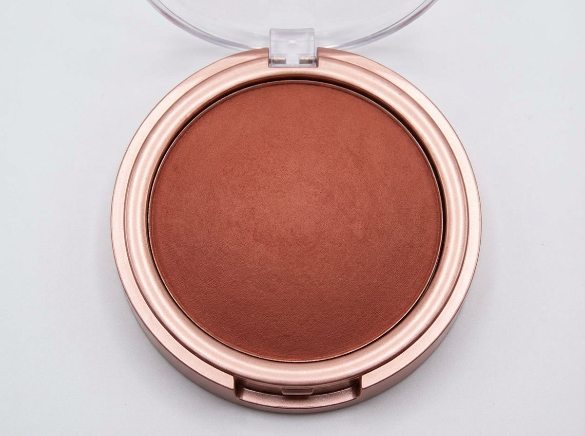 Enhance your complexion with this radiant baked bronzer designed to deliver a soft