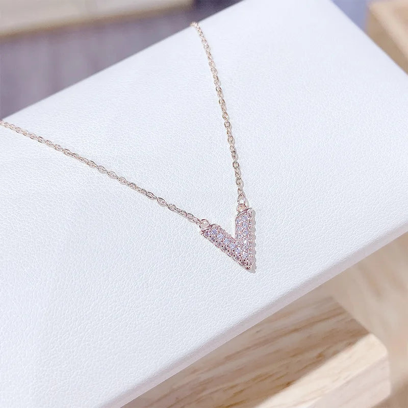 New Personality Fashion Necklaces Jewelry for Women Exquisite Mirco Crystal Letter V Clavicle Chain Pendant Necklaces Gifts