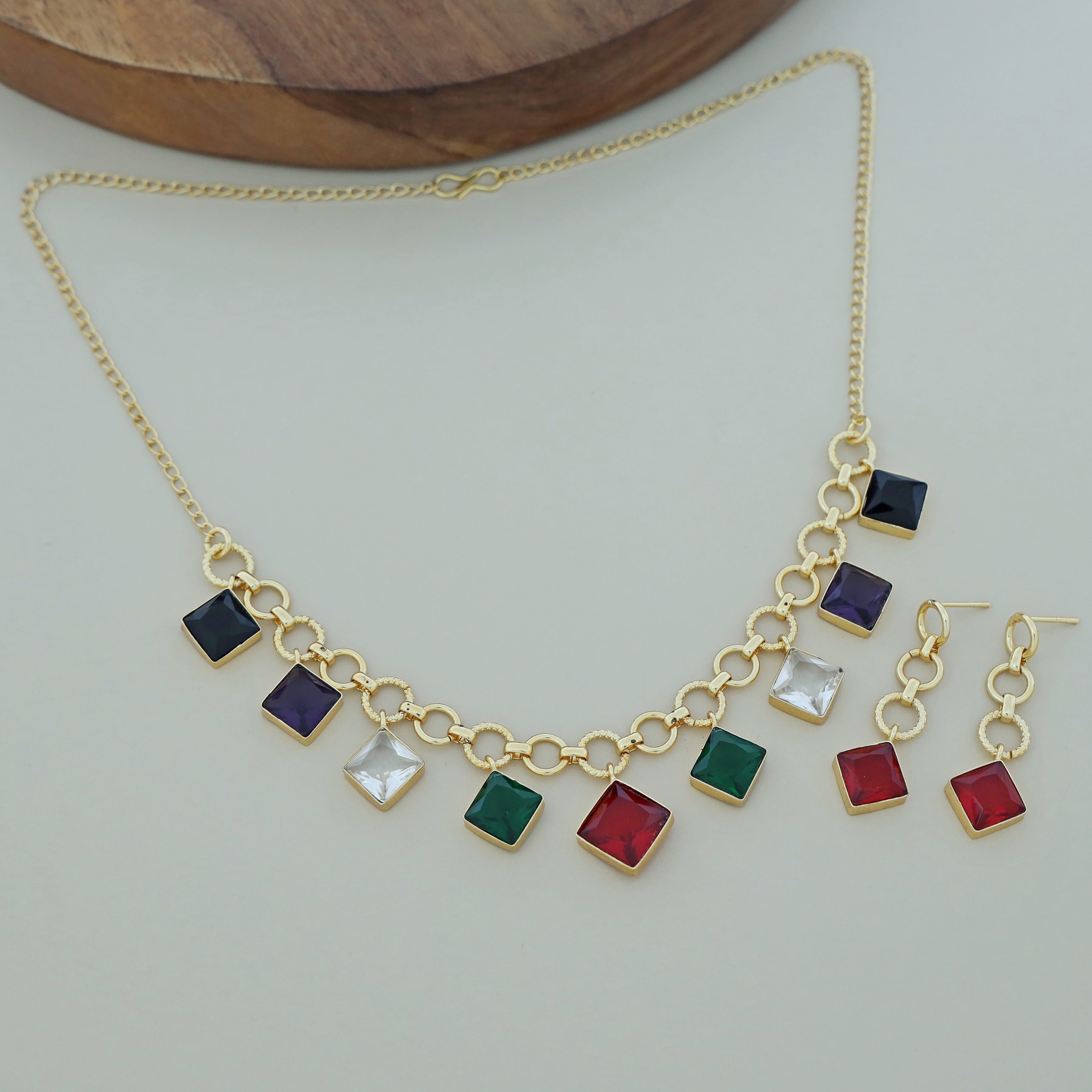 Alasca Golden Circle And Diamond Glossy Neckpiece With Earring