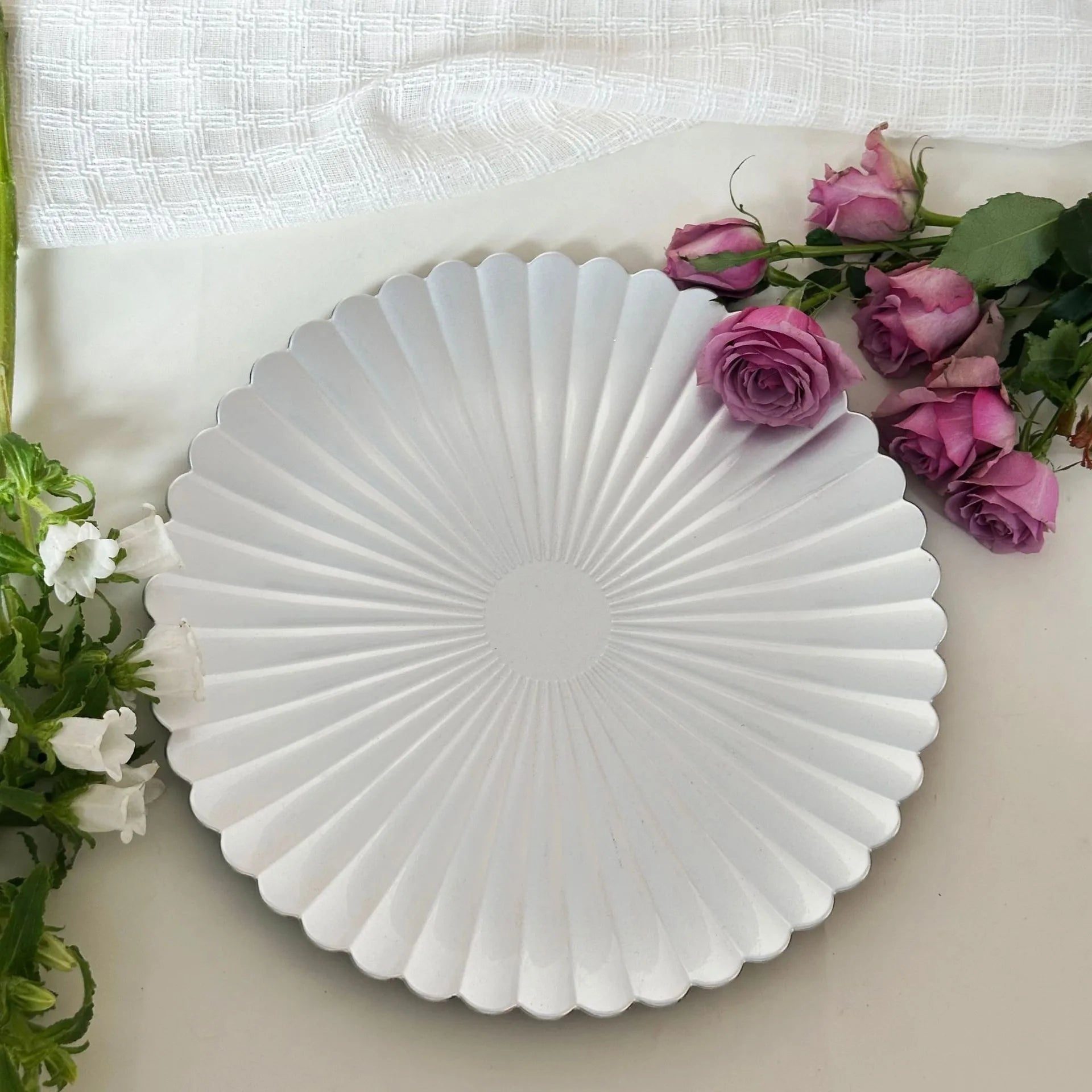 100 PCS Charger Plates Tray Round Plates 13 Inches Service Plate For Table Setting Decoration
