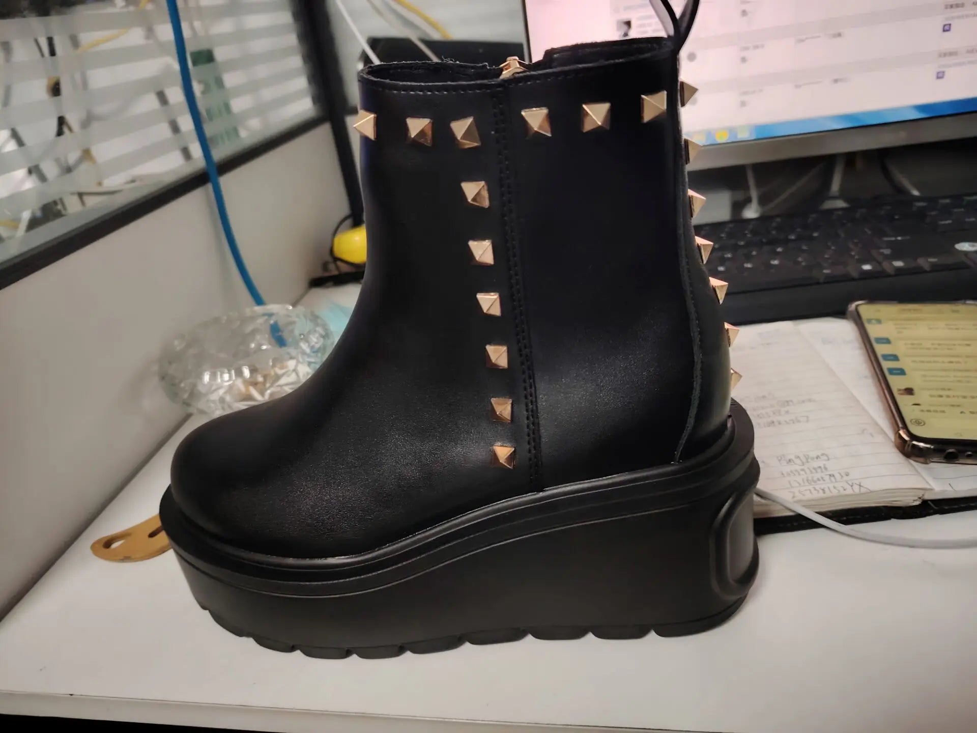 Autumn and Winter New Women First Layer Cowhide Side Zipper Muffin Bottom Riveted Short Heavy Industry Platform Boots