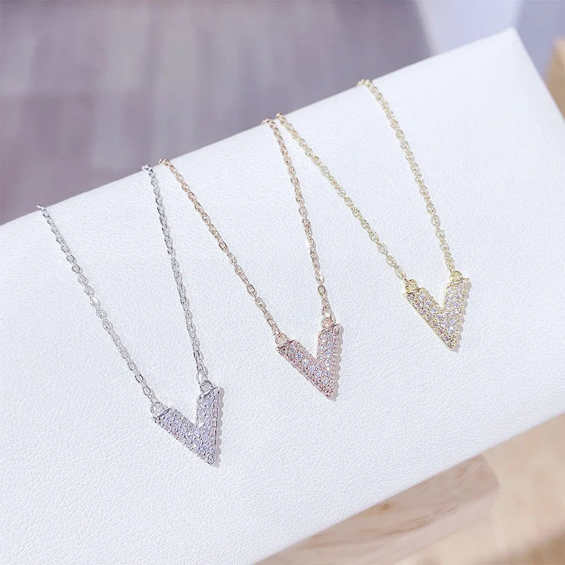 New Personality Fashion Necklaces Jewelry for Women Exquisite Mirco Crystal Letter V Clavicle Chain Pendant Necklaces Gifts