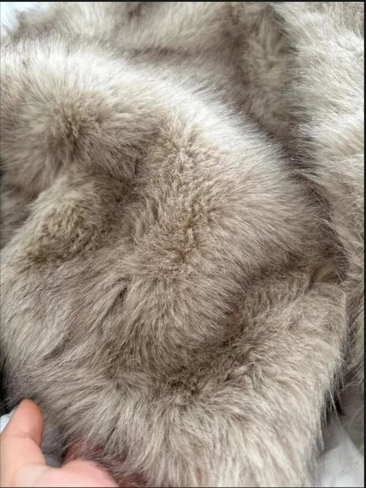 Iconic Street Fashion Week Luxury Brand Gardient Cropped Faux Fur Coat Women Winter 2024 Hot Cool Girls Fluffy Short Fur Jacket