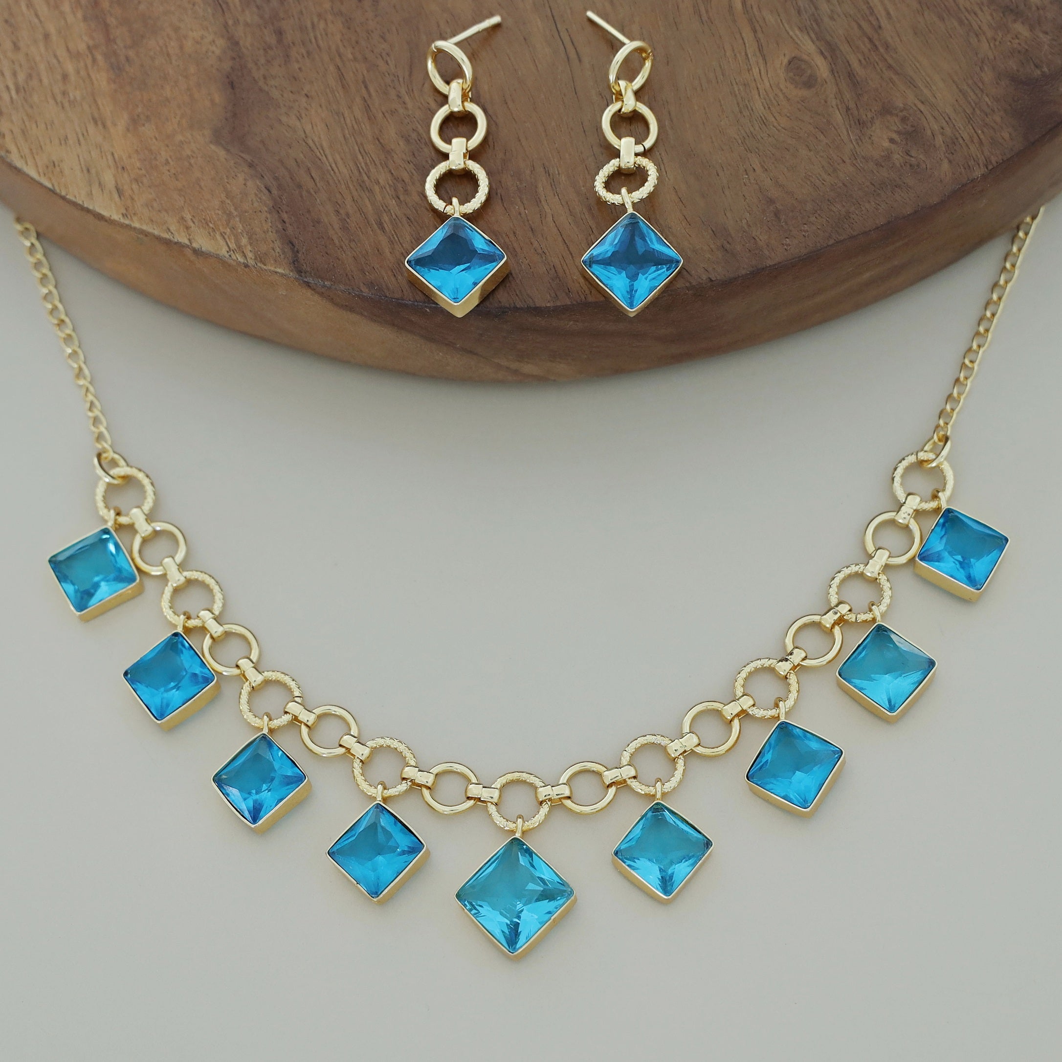 Alasca Golden Circle And Diamond Glossy Neckpiece With Earring