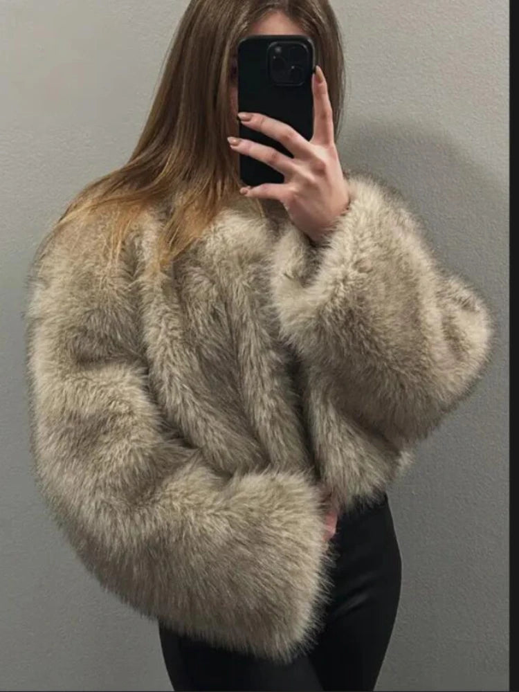 Iconic Street Fashion Week Luxury Brand Gardient Cropped Faux Fur Coat Women Winter 2024 Hot Cool Girls Fluffy Short Fur Jacket