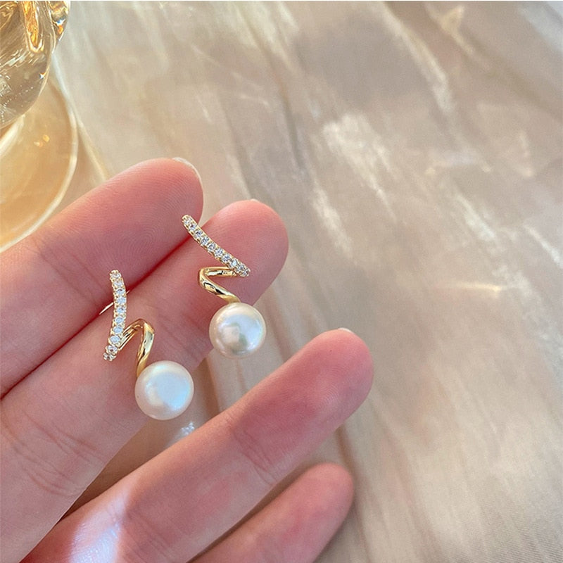 2022 New Cute Pearl Studs Hoop Earrings for Women Gold Color Eardrop Minimalist Tiny Huggies Hoops Wedding Fashion Jewelry